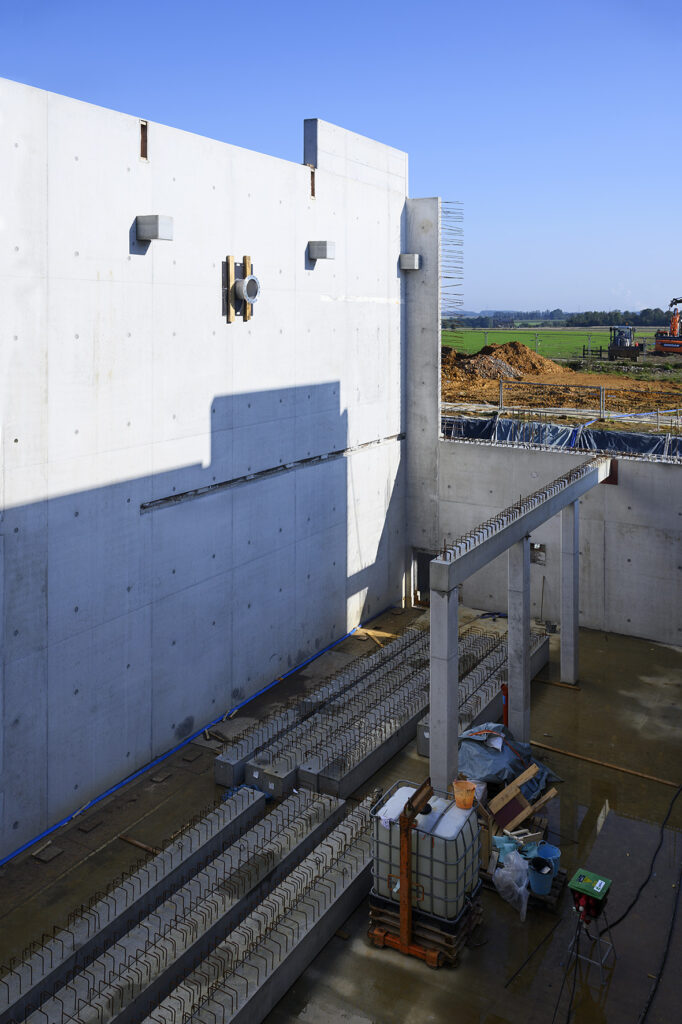 | construction d'un réservoir d'eau de 6000 mètres cubes à Nalamont (Ohey)
| maître d'ouvrage : SWDE (Société wallonne des eaux)
| bureau d'études : SWDE
| entreprise : Galère - génie civil