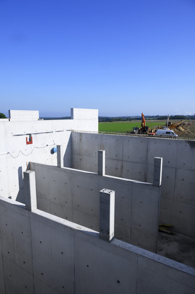 | construction d'un réservoir d'eau de 6000 mètres cubes à Nalamont (Ohey)
| maître d'ouvrage : SWDE (Société wallonne des eaux)
| bureau d'études : SWDE
| entreprise : Galère - génie civil