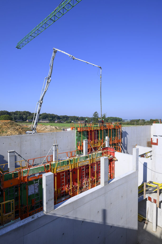 | construction d'un réservoir d'eau de 6000 mètres cubes à Nalamont (Ohey)
| maître d'ouvrage : SWDE (Société wallonne des eaux)
| bureau d'études : SWDE
| entreprise : Galère - génie civil